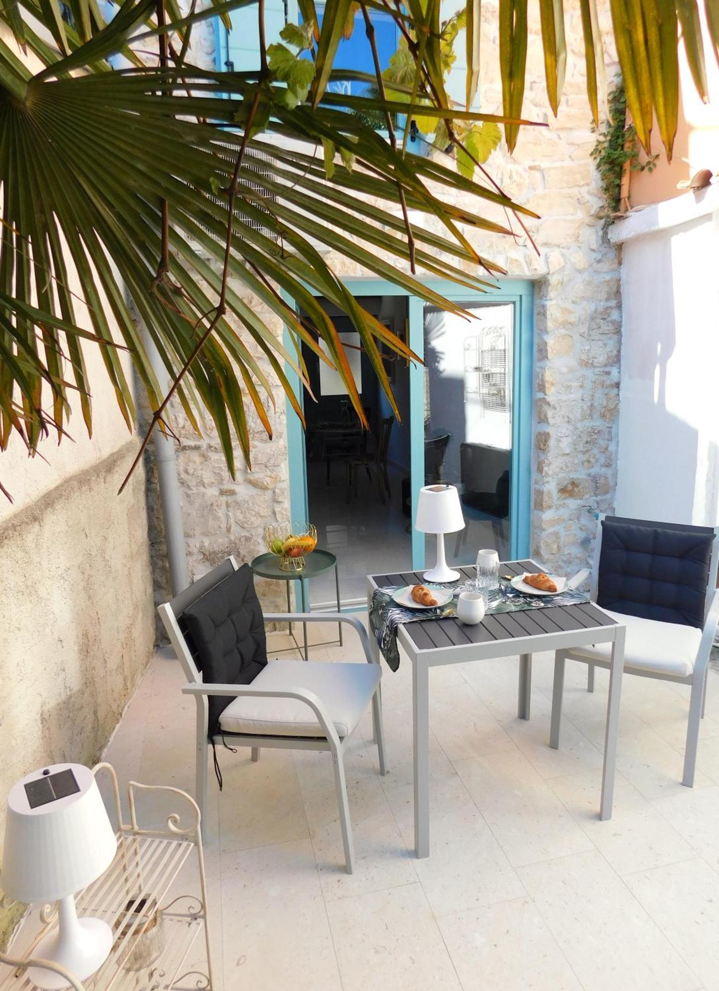 Bezauberndes Steinhaus Mit Garten In Der Altstadt Von Ровінь Екстер'єр фото