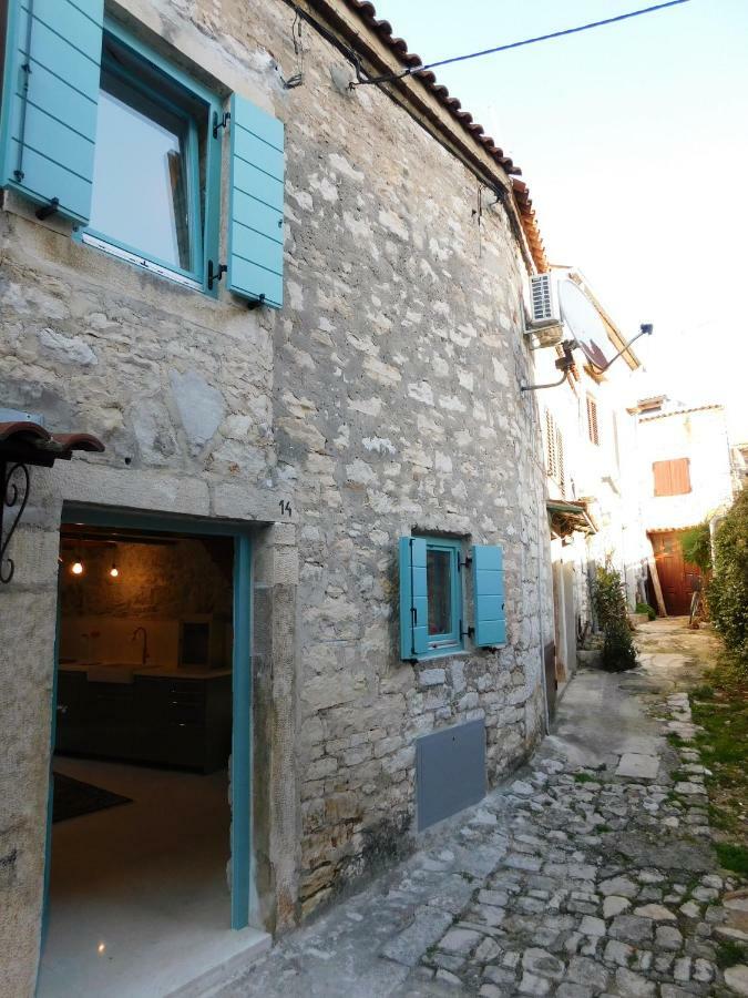 Bezauberndes Steinhaus Mit Garten In Der Altstadt Von Ровінь Екстер'єр фото